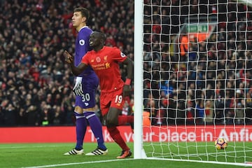 Costel Pantilimon portero rumano actualmente juega en el Club Watford de la Premier League de Inglaterra, con una altura de 2.03