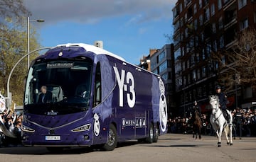 Antes del inicio del encuentro frente al Celta de Vigo uno de los comentarios más repetidos entre los aficionados del Madrid ha sido: ¿Qué significa Y-3? Esta letra y número se podía leer en el nuevo diseño del autobús del club blanco. El autobús luce con un llamativo color morado con las rosas que encontramos en la tercera equipación del Real Madrid. Este nuevo diseño hace referencia a la nueva colección de ropa en conjunto con Y-3 que ya está a la venta en la página web del Real Madrid. Yohji Yamamoto,  uno de los diseñadores de moda más destacados de la actualidad y conocido pionero de la nueva ola japonesa de los años 80.