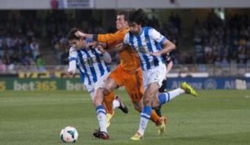 Markel Bergara, de forma accidental, clava un taco a Bale en su rodilla derecha.