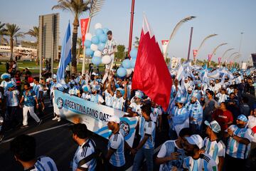 Varios grupos de ciudadanos cataríes han participado en un evento en Doha donde han apoyado a diferentes selecciones del Mundial. En la foto, en apoyo a la selección argentina. 