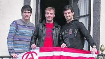 <b>PREPARADOS. </b>Javi Martínez, Fran Yeste y Aitor Ocio posan para AS con la bandera rojiblanca.