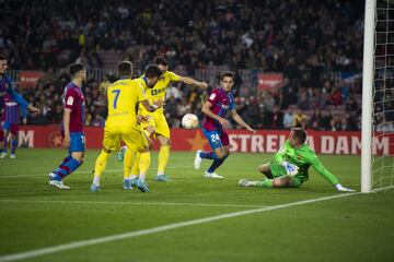 0-1. Lucas Pérez marca el primer gol.