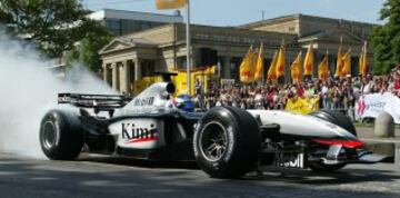 Finlandés de Fórmula Uno Kimi Raikkonen conduce su McLaren Mercedes en circuito urbano de Stuttgart durante la presentacion de su coche de fórmula uno en el 100 º aniversario de la Asociación General de Alemán del Automóvil (ADAC). Fue en la temporada 2003 cuando el finlandés ganó su primera carrera, pero no sólo este premio le bastó. Se convirtió en un asiduo del podio, consiguiendo 10 en la temporada.