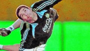 <b>VUELO. </b>Carrizo, en una postura acrobática durante un entrenamiento con la selección argentina.