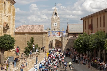 El pelotn  durante la decimonovena etapa de la Vuelta Ciclista a Espa?a.