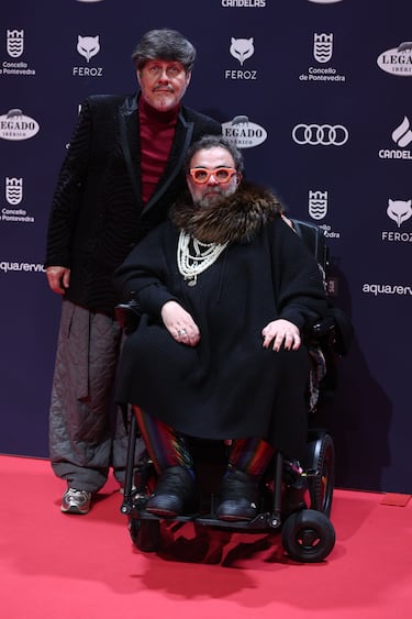 El crítico de cine Bob Pop (d) posa en la alfombra roja de los Premios Feroz 2025.