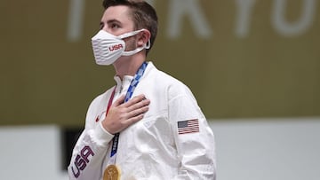 Juegos Ol&iacute;mpicos de Tokio 2020 - Tiro - Rifle de aire de 10 m para hombres - Ceremonia de entrega de medallas - Campo de tiro de Asaka, Tokio - Jap&oacute;n. 25 de julio de 2021. El medallista de oro William Shaner de los Estados Unidos celebra en el podio. 