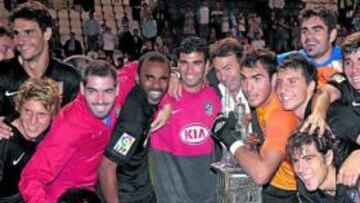 <b>CAMPEONES. </b>Los jugadores del Atlético posan con el Teresa Herrera que acababan de ganar a los penaltis.