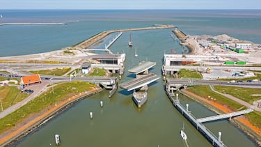 Al cerrar el paso al océano, el antiguo mar salado se convirtió gradualmente en un gigantesco lago de agua dulce conocido hoy como el IJsselmeer. Esto cambió por completo el ecosistema y la economía pesquera de la región.