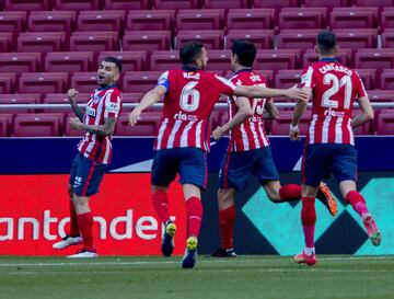Angel Correa celebra el 1-0 al Eibar.