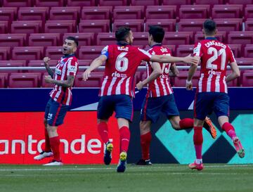 Angel Correa celebra el 1-0 al Eibar. 