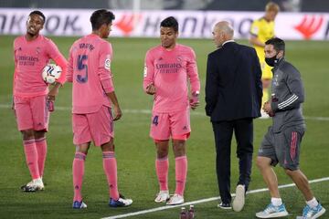 Militao, Varane y Casemiro, con Zidane, en el partido del pasado sábado ante el Cádiz.