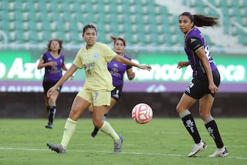 Kiana Palacios observa como se le escapa el balón.