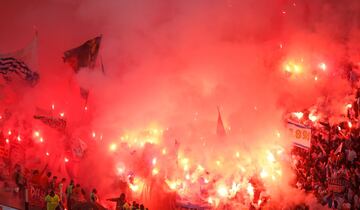 La afición del Marsella encendió el campo con bengalas