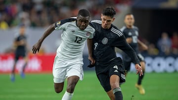 Joel Campbell y Edson Álvarez disputan un balón en un partido entre Costa Rica y México.