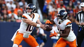 DENVER, COLORADO - AUGUST 18: Bo Nix #10 hands the ball off to Javonte Williams #33 of the Denver Broncos in the first half during the preseason game against the Green Bay Packers at Empower Field At Mile High on August 18, 2024 in Denver, Colorado. Tyler Schank/Getty Images/AFP (Photo by Tyler Schank / GETTY IMAGES NORTH AMERICA / Getty Images via AFP)