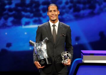 Virgil van Dijk, con los trofeos de mejor futbolista UEFA  y mejor defensa de la Champions League de la temporada pasada.