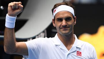 Evans hace sudar a Federer, que estuvo atento en los desempates