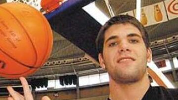 <b>QUE GIRE EL BALÓN. </b>Es de lo que se trata. Felipe Reyes espera que en su etapa de madridista disfrute tanto como en sus años de colegial.