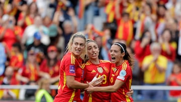 A CORUÑA (GALICIA), 16/07/2024.- Aitana Bonmatí (d) celebra su gol con Alexia Putellas (i) y Olga Carmona (c) durante el partido correspondiente a la última jornada de la clasificación para la Eurocopa Femenina, entre las selecciones de España y Bélgica, este martes en el Estadio de Riazor de A Coruña (Galicia). EFE/ Cabalar