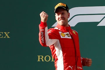 Vettel celebrando su victoria en Australia encima del pódium. 