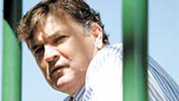 <b>SINCERO.</b> Camacho debutó en partido oficial con el Madrid en Cracovia. Le gustó su equipo, pero hizo una severa autocrítica del sistema defensivo. Ahora, sin Vieira, la situación se agrava. No halla pavones que lo resuelvan. Atendió a AS y, como siempre, con sinceridad absoluta, analizó el momento actual.