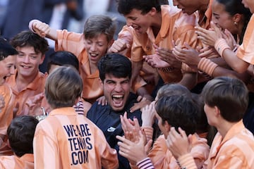 Carlos Alcaraz celebra la victoria con los recogepelotas. 