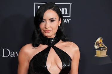 Demi Lovato posa en la alfombra roja de la gala Pre-Grammy celebrada en el hotel Beverly Hilton de Los Ángeles.