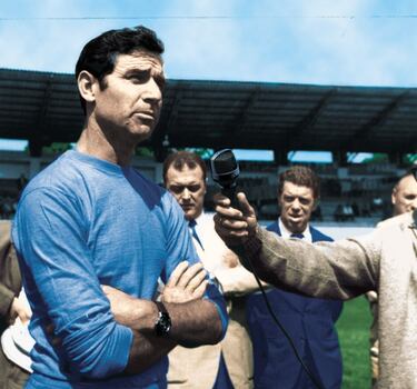 También conocido como Belló II, jugó en el Zaragoza en la 1950-51, precisamente la temporada en la que el equipo aragonés consiguió el ascenso a Primera División, de hecho, jugó en el equipo de La Romareda las dos siguientes campañas en la máxima categoría. Belló debutó en Primera, en un partido Atlético Tetuán-Real Zaragoza (0-1) el 9 de septiembre de 1951, tras el descenso del equipo la siguiente temporada, fichó por el Hércules, que estaba en Primera y jugó dieciséis partidos y metió un gol. Posteriormente, en su carrera como entrenador fue el revulsivo necesario en el banquillo del Zaragoza en la temporada 1963-64. Dirigiendo al equipo esa temporada consiguió que el equipo ganara la Copa del Generalísimo y la Copa de Ferias. Falleció el 3 de octubre, a los 92 años.