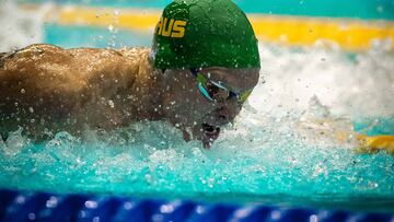El nadador australiano Cody Simpson compite durante la prueba de 100 metros mariposa de la Copa del Mundo de Atenas.