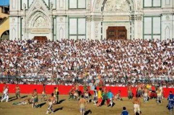 Gradas llenas en la Plaza de Santa Croce para disfrutar del fútbol florentino.