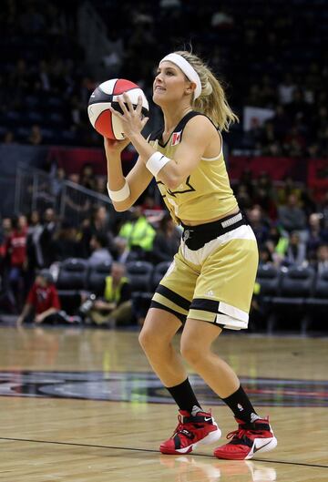 Hace dos años, la NBA llevó a cabo su All-Star Weekend en el país natal de Eugenie Bouchard. Como es costumbre, la liga invitó a más de una celebridad canadiense incluyendola a ella.