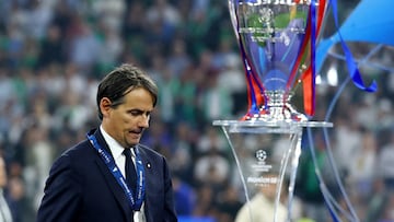 Soccer Football - Champions League - Final - Paris St Germain v Inter Milan - Allianz Arena, Munich, Germany - May 31, 2025 Inter Milan coach Simone Inzaghi looks dejected as he walks past the Champions League trophy after collecting his runners up medal REUTERS/Kai Pfaffenbach