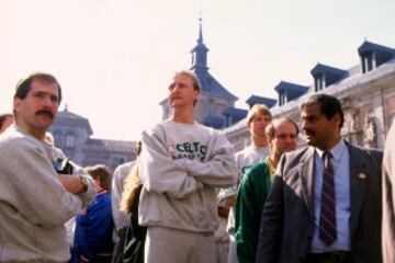 Los jugadores de los Celtics con Larry Bird a la cabeza durante su visita a la capital antes del comienzo del torneo.