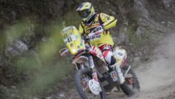 El piloto español Joan Barreda Bort compite hoy, lunes 14 de enero de 2013, durante la novena etapa del rally Dakar en Alijilán (Argentina).