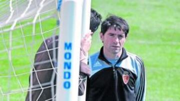 <b>INDIGNADO. </b>Marcelino conversa con Antonio Prieto durante el entrenamiento de ayer.