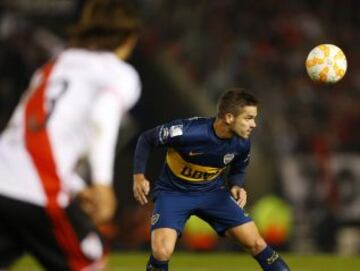 Fernando Gago cabecea el balón durante el partido ante River.