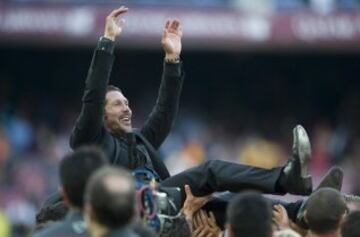 El 17 de mayo de 2014 se disputó el último partido de liga de la temporada con el título de La Liga en juego. Al Atlético le valía con no perder el encuentro, que terminó con empate a uno. El Atlético se proclamó campeón de Liga. En la imagen, el equipo mantea a Simeone.