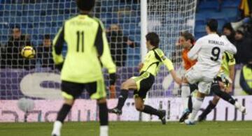 19/12/09 - Cristiano deja sentados a los jugadores del Zaragoza para marcar el quinto gol del Real Madrid.