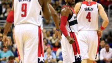 John Wall celebra con sus compañeros la victoria de su equipo.