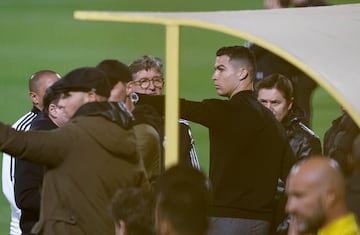 El delantero portugués Critiano Ronaldo charla con varios miembros del Real Madrid. 