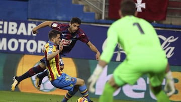 GRA279. EIBAR, 29/10/2017.- El centrocampista del Eibar José Angel (detrás) pelea un balón con el defensa del Levante Sergio Postigo durante el partido de la Liga Santander de fútbol disputado hoy entre ambos equipos en el estadio de Ipurúa de Eibar (Guipúzcoa). EFE/Juan Herrero.