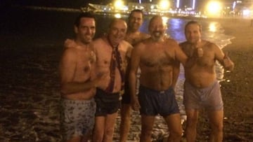 Joan Gaspart, bañándose en la Barceloneta.