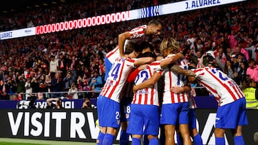 Los jugadores del Atlético celebran el tercer tanto de Julián Alvarez.