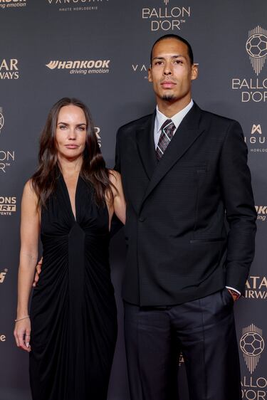Rike Nooitgedagt y Virgil van Dijk posan antes de la ceremonia de entrega del Balón de Oro 2025.