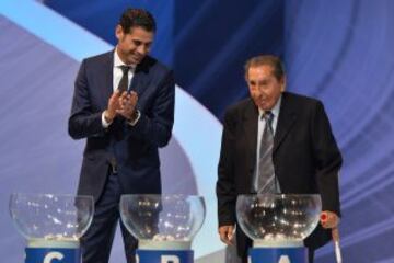 Fernando Hierro y el uruguayo Alcides Edgardo Ghiggia - el último sobreviviente de sorprendente victoria de Uruguay sobre Brasil en el partido decisivo de la Copa del Mundo de 1950 en el Estadio Maracaná - de pie junto a las ollas antes de la final sorteo de la Copa Mundial de la FIFA Brasil 2014, en Costa do Sauipe