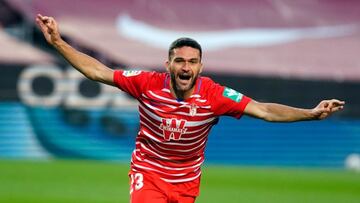 Jorge Molina celebra su 1-2.