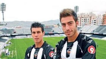 <b>ESTRENO. </b>Pol Bueso y Miguel Palanca lucen el nuevo patrocinio del Diario AS con el Castellón.