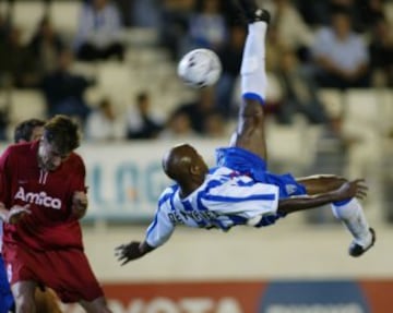Dely Valdés remató de esta manera cuando militaba en el Málaga ante el Amica Wronki en la UEFA en 2002.