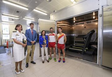 La Ministra de Defensa en funciones, Margarita Robles, ha visitado el Centro de Instrucción de Medicina Aeroespacial. Durante el recorrido, ha conocido la máquina climática donde los atletas españoles se están entrenando para el Mundial de Atletismo de Do